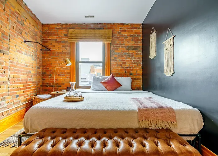 Apartment Jungle House Downtown Free Parking Sleeps 8 - Walk To Convention Center & Nationwide Arena - 1br Short North Luxury - Over 5,800 Five Star Columbus