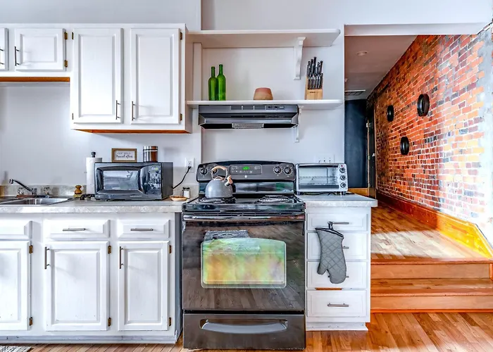 Jungle House Downtown Free Parking Sleeps 8 - Walk To Convention Center & Nationwide Arena - 1br Short North Luxury - Over 5,800 Five Star *