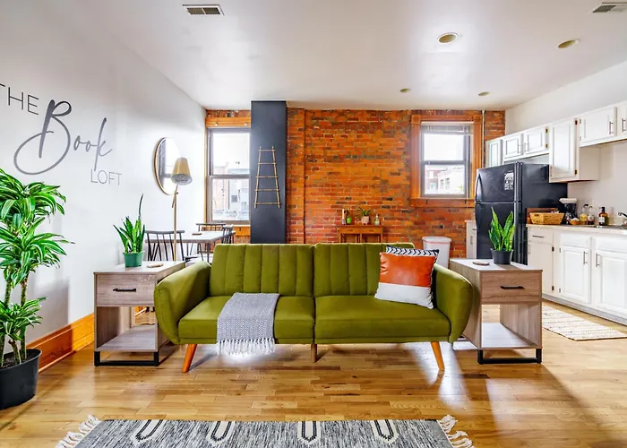 Jungle House Downtown Free Parking Sleeps 8 - Walk To Convention Center & Nationwide Arena - 1br Short North Luxury - Over 5,800 Five Star Apartment *