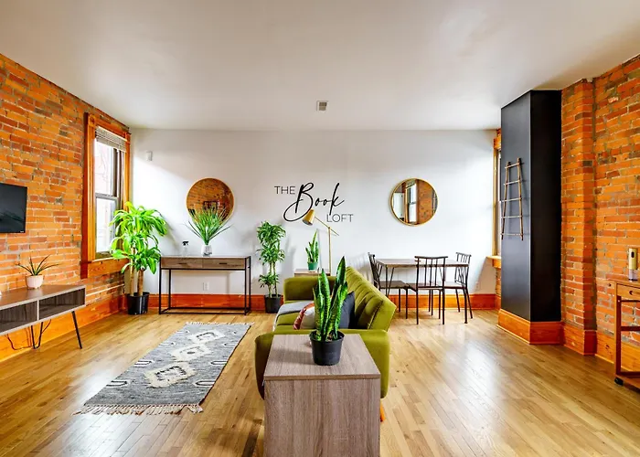 Jungle House Downtown Free Parking Sleeps 8 - Walk To Convention Center & Nationwide Arena - 1br Short North Luxury - Over 5,800 Five Star