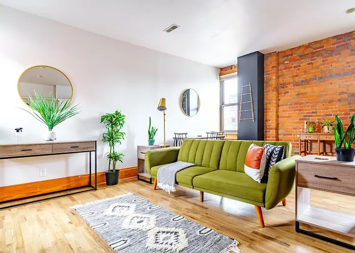 Apartment Jungle House Downtown Free Parking Sleeps 8 - Walk To Convention Center & Nationwide Arena - 1br Short North Luxury - Over 5,800 Five Star Columbus