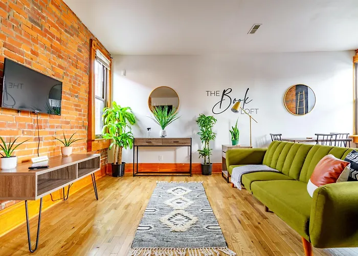 Jungle House Downtown Free Parking Sleeps 8 - Walk To Convention Center & Nationwide Arena - 1br Short North Luxury - Over 5,800 Five Star Columbus