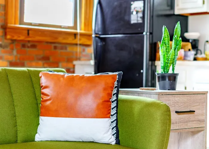 Jungle House Downtown Free Parking Sleeps 8 - Walk To Convention Center & Nationwide Arena - 1br Short North Luxury - Over 5,800 Five Star *