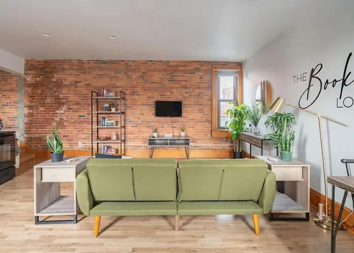 Jungle House Downtown Free Parking Sleeps 8 - Walk To Convention Center & Nationwide Arena - 1br Short North Luxury - Over 5,800 Five Star Apartment *