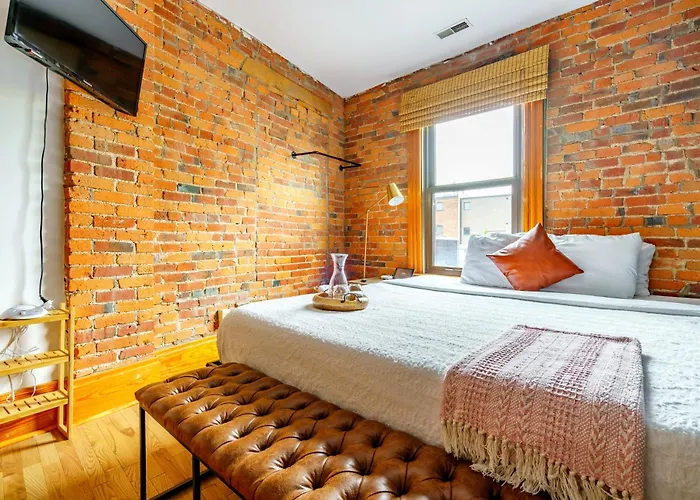 Apartment Jungle House Downtown Free Parking Sleeps 8 - Walk To Convention Center & Nationwide Arena - 1br Short North Luxury - Over 5,800 Five Star Columbus