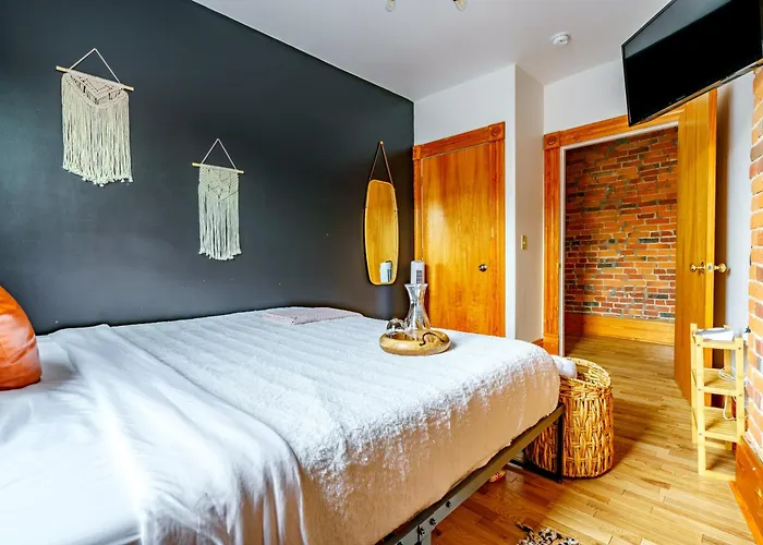 Jungle House Downtown Free Parking Sleeps 8 - Walk To Convention Center & Nationwide Arena - 1br Short North Luxury - Over 5,800 Five Star