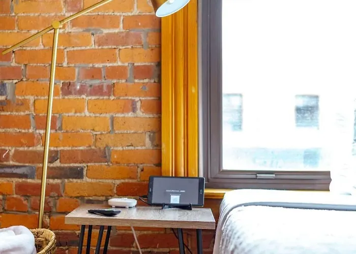 Apartment Jungle House Downtown Free Parking Sleeps 8 - Walk To Convention Center & Nationwide Arena - 1br Short North Luxury - Over 5,800 Five Star Columbus