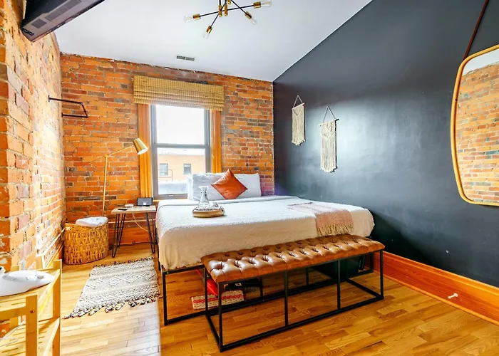 Jungle House Downtown Free Parking Sleeps 8 - Walk To Convention Center & Nationwide Arena - 1br Short North Luxury - Over 5,800 Five Star * Columbus
