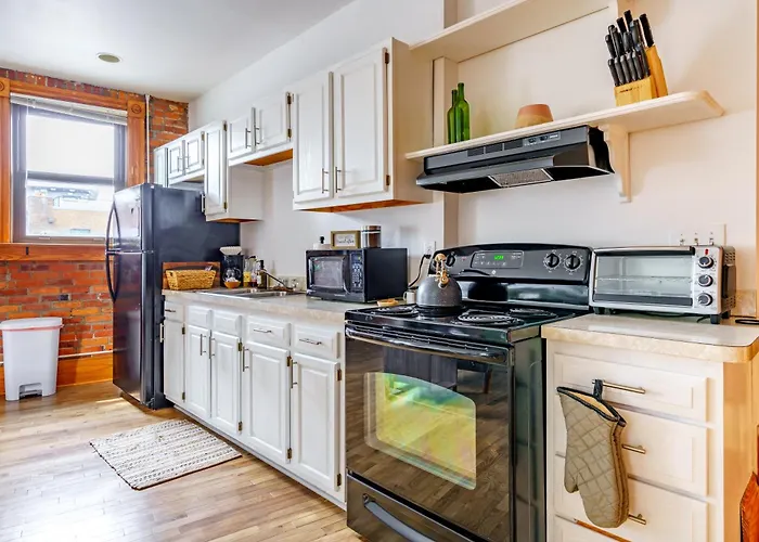 Jungle House Downtown Free Parking Sleeps 8 - Walk To Convention Center & Nationwide Arena - 1br Short North Luxury - Over 5,800 Five Star Columbus