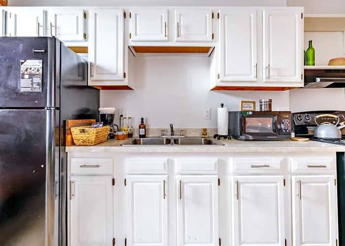 Apartment Jungle House Downtown Free Parking Sleeps 8 - Walk To Convention Center & Nationwide Arena - 1br Short North Luxury - Over 5,800 Five Star Columbus