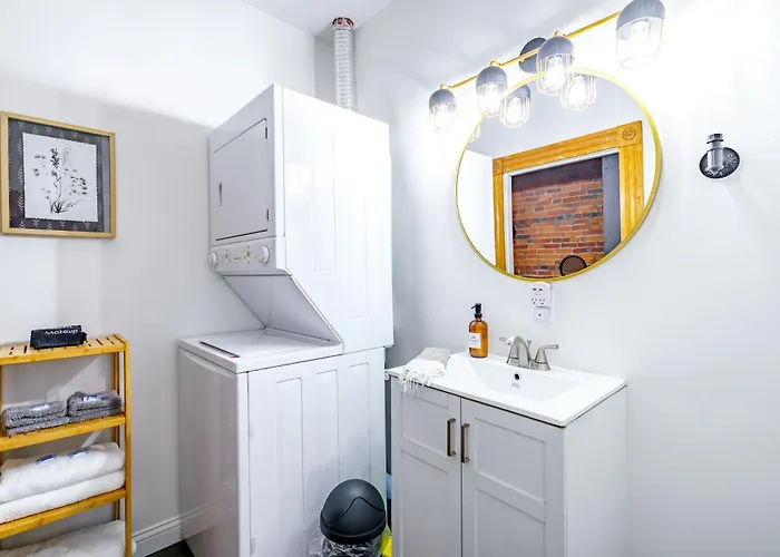 Jungle House Downtown Free Parking Sleeps 8 - Walk To Convention Center & Nationwide Arena - 1br Short North Luxury - Over 5,800 Five Star * Columbus